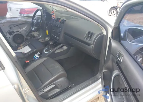 2010 Volkswagen Jetta Wolfsburg Edition z USA, uszkodzony, nr VIN 3VWRJ7AJ1AM024548